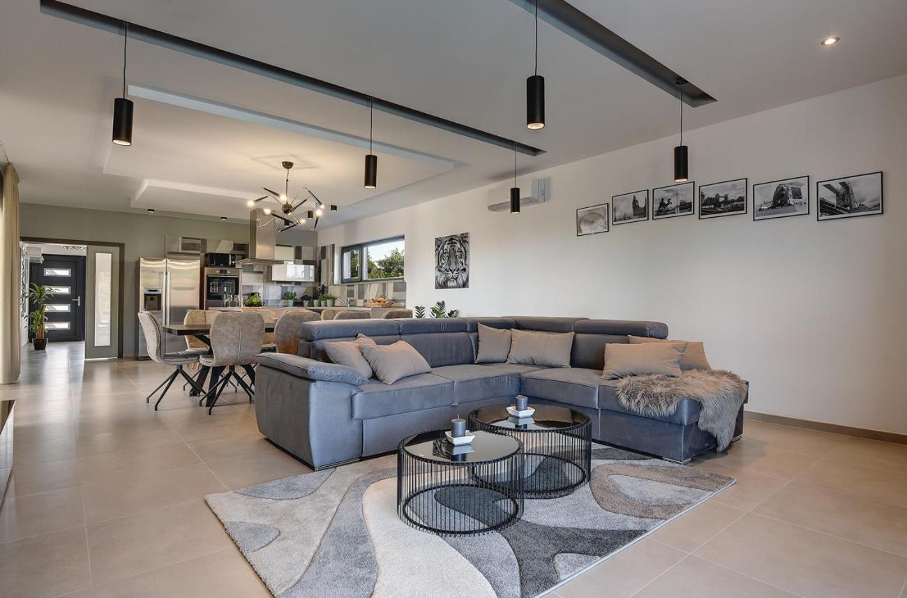 Villa Ula In Pula With Heated Pool And Sauna Exterior photo